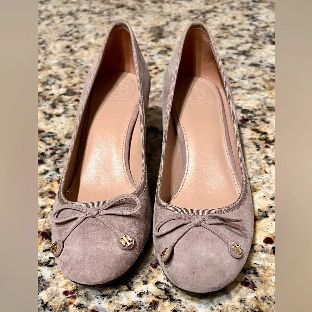 Like New Tory Burch Laila 50 Suede Block Heel Pumps Dust Storm, Size 7.5